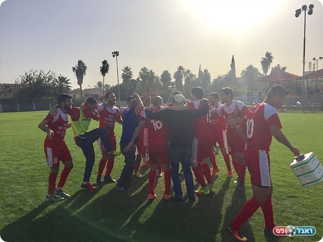 שחקני אזור חוגגים בסיום (איציק כלפי)